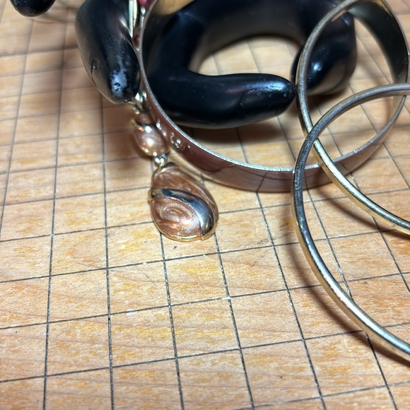 Enameled Metal Pendant 18”L Necklace w 3 Bangles 2.75”D Classy Bohemian EVC - Picture 16 of 16